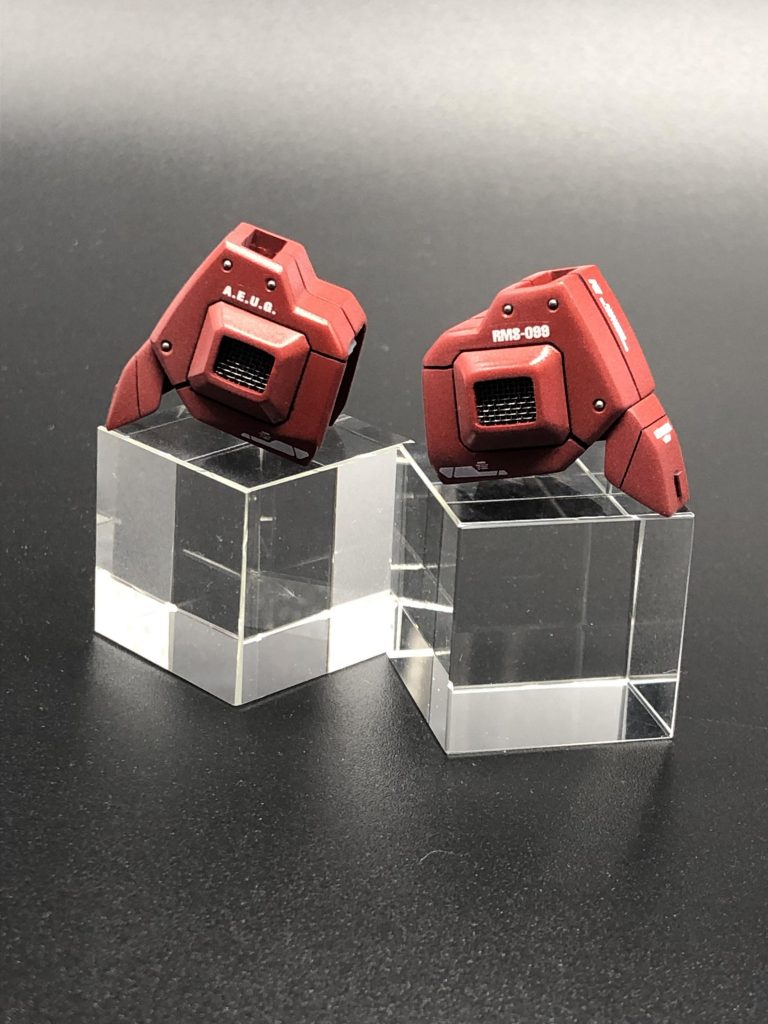 パーツ単独撮影2枚目。ダクト部をメタルメッシュに改造してみました。穴あけして開口部を大きくし、無塗装のシルバーだと違和感あったので、少し赤鉄色系に塗装したのと、メタルメッシュの背面に塗装したプラ板を貼って透けないようにしています。見えないですが、上部もメタルメッシュに変更しています。合わせ目は接着剤で消すのではなくダンモを使って段落ちモールドにしてみました。
