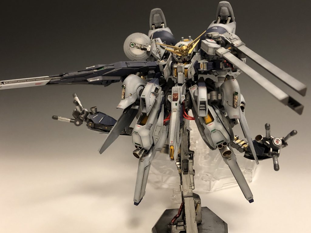 フレキシブルバインダーを増設して機動性を強化しつつ、ランディングギアにもなるサブアームのメガ粒子砲で死角をフォロー。
