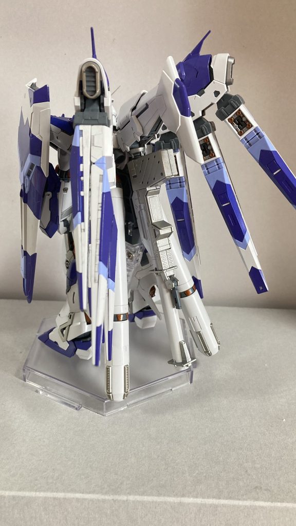 バックフィンファンネルのスラスター部分も頑張って塗装しました本体が見えなくなるほどの存在感…