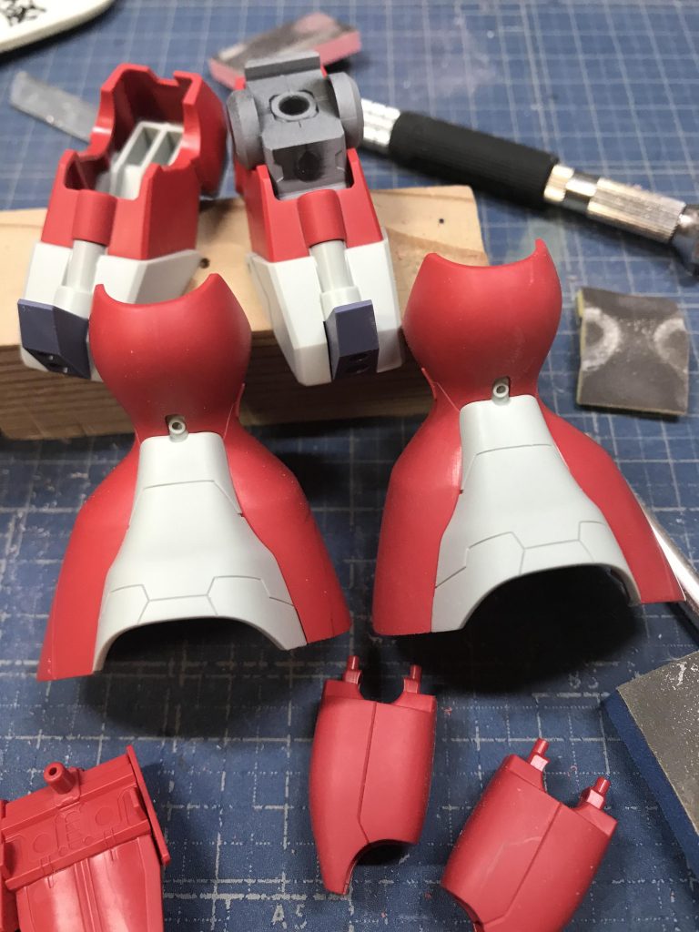 特徴的な脚ですが、普通に組むと膝に合わせ目ができるので、内部フレームを切断し後ハメ出来るように加工。