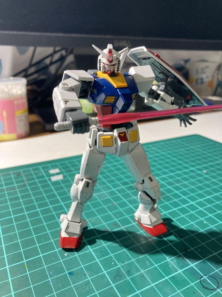 ご存知の方も多いでしょうが、ビヨグロガンダムは成形色がかなり淡い色合いでして。それがまたとても良い味出してるんですが、初めて作るファーストガンダムのキットという事で手前勝手ながら自分の心の原風景に合わせたパキッとトリコロールに塗装しました。青はもうちょい明るくしても良かったかも知れません。