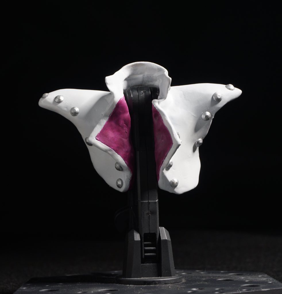 取り外せるようにワセリン塗りたくって、エポパテを盛って、ジャケットは作りました。えりの内側は、調色した色を筆塗りしましたがまぁまぁ良くできたかと。