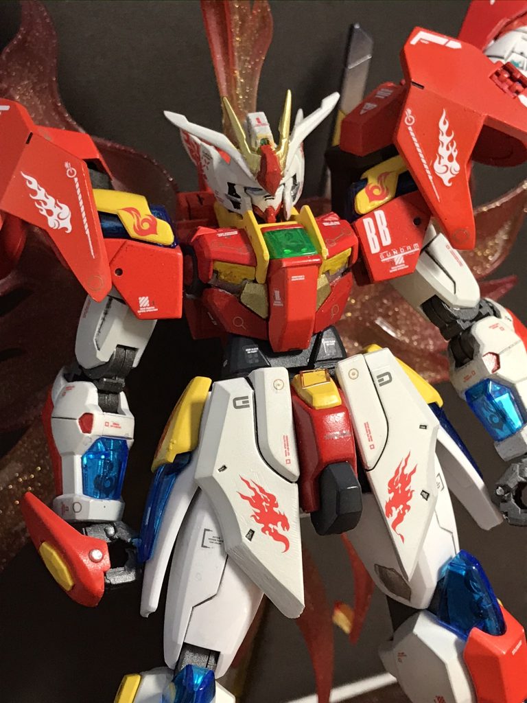 ブレイズガンダムよりも、色数を増やし、強化機体だとわかりやすくしました。また、差別化を図るために髪のようなパーツ、蝶の翅のようなパーツを追加しました。