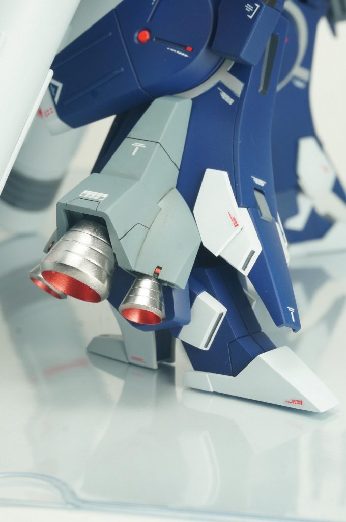 余剰パーツがあるので、それを使ってスネに追加バーニアをつけてみました。かかとの先も余剰パーツです。プロペラントで支えなくとも安定して倒れません。