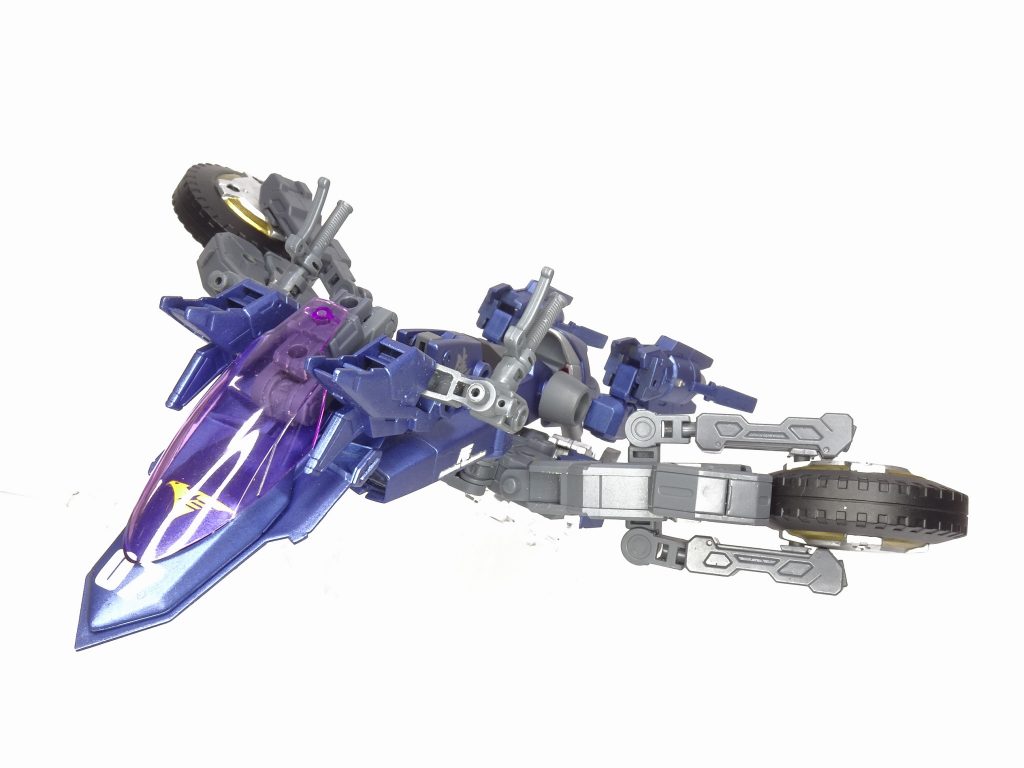 戦闘時はファルコンモードに変形して、空からキャプテンを助けるぞ!体当たり攻撃は最後の切り札だ!