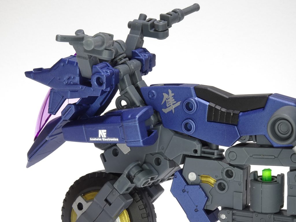 …ここまでプロパガンダ番組風にお送りしました。本心からジオン残党を貶めるつもりはございませんぞー!30MMのキャノンバイクとマシンライダーをうまく融合してイイ感じの面白バイクを作れました。もう少しオリジナリティのある変形を考えたかったのですが、思いつかず。変形バイクにしたかったので、ダークレイダー方式の変形で落ち着きました。キャプテンは肩だけはクアンタを使い、スターバーニングなど、ビルドバーニング系のキメラで作成しました。「ファルコン」をキーワードに色々な要素を一つの作品にまとめられたと思います。キャプションもネタまみれにしてやりました。ニヤリとしていただければ幸いです。