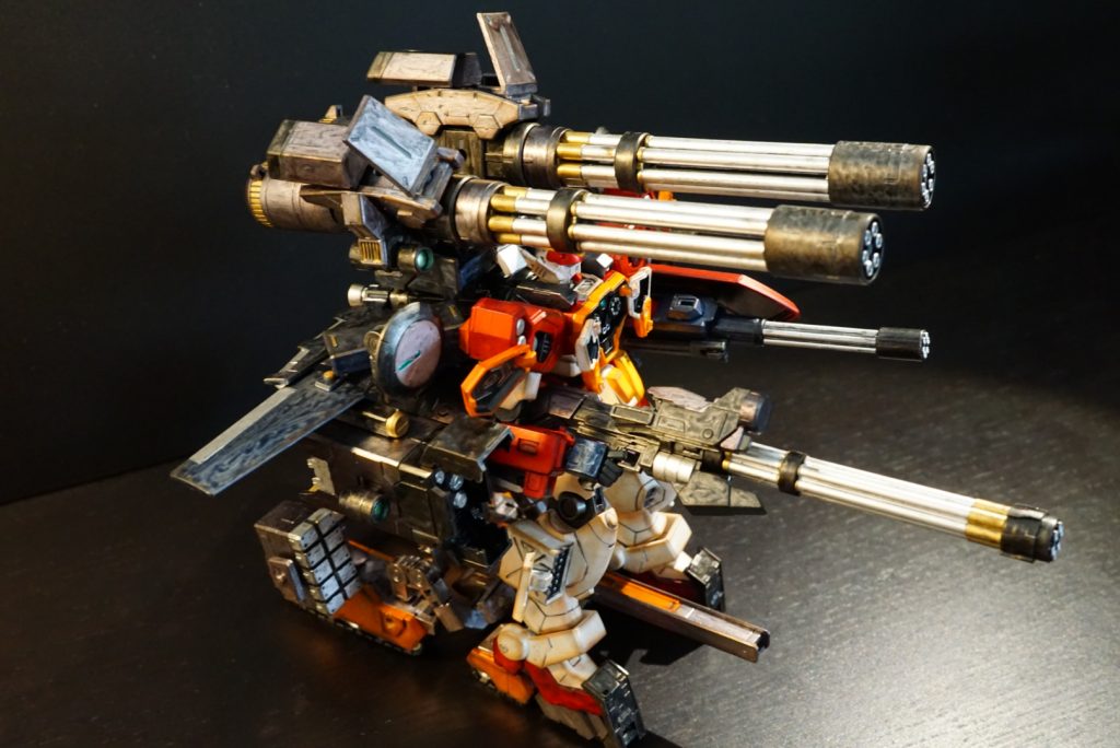 基本的にTV版仕様が好きなのですが、EW版のイーゲル装備に憧れ、負けない装備を作ってみよう!と思い立ちました。EWイーゲルがミサイル重視なのに対して、こちらはガトリング重視なのが拘りポイントです。オーバーサイズなジャイアントガトリングを背負う方法を考えた結果、、無限軌道形式よりも、タンクにそのまま乗ってしまおう、ということにしました。