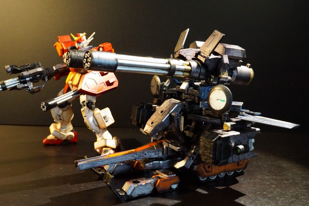 ヘルファイア・アームズのアップです。パンツァーは基本ガンメタですが、地味になり過ぎず&へビア本体を邪魔しないよう、メタリックオレンジを入れてサビとススでウェザリングしました。フライトユニットは、メタリックダークブルー、メタリックブラックを中心に塗っています。