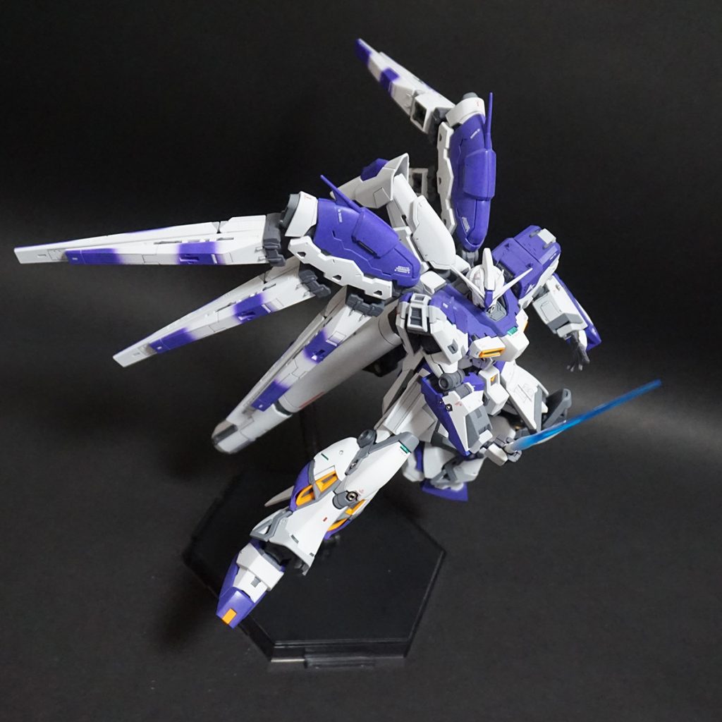 ビームサーベルを構えて