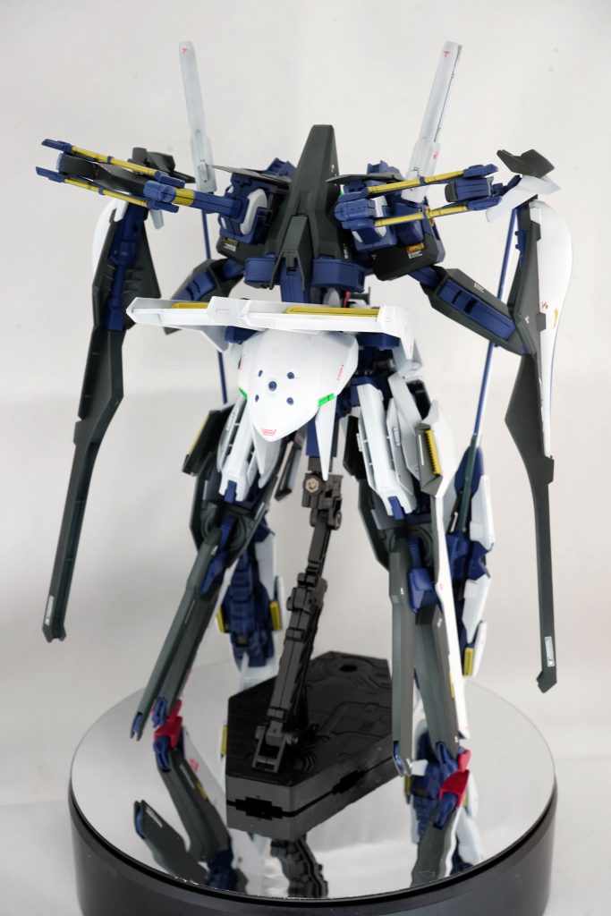 一部は塗り分けをしてしますゴールド部分はイエローとゴールドの調色全体の内部フレームはメタルブラックとジャーマングレー、ホワイトの調色です