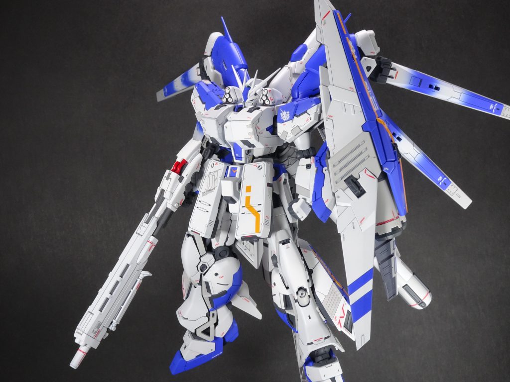 プロモデラー NAOKIさんの作例の配色を参考にしました。内訳は以下の通りです。【配色】※G：ガイア、C：クレオス白：EXホワイト（G）薄グレー：灰色９号（C）青：EXAMブルー２（C）黄色：橙黄色（G）武器グレー：グレーバイオレット（C）関節グレー：EXダークシーグレー（C） 