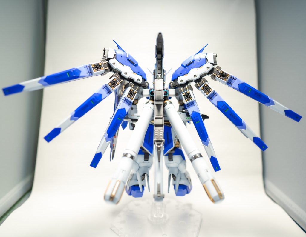 リアビューです。塗分けが多いのは後ろ姿ですね。フィンファンネル・プロペラントタンク・バックパックあたりを部分塗装してます。バーニアも初めて焼きつき表現してみました。うまくできたかな？