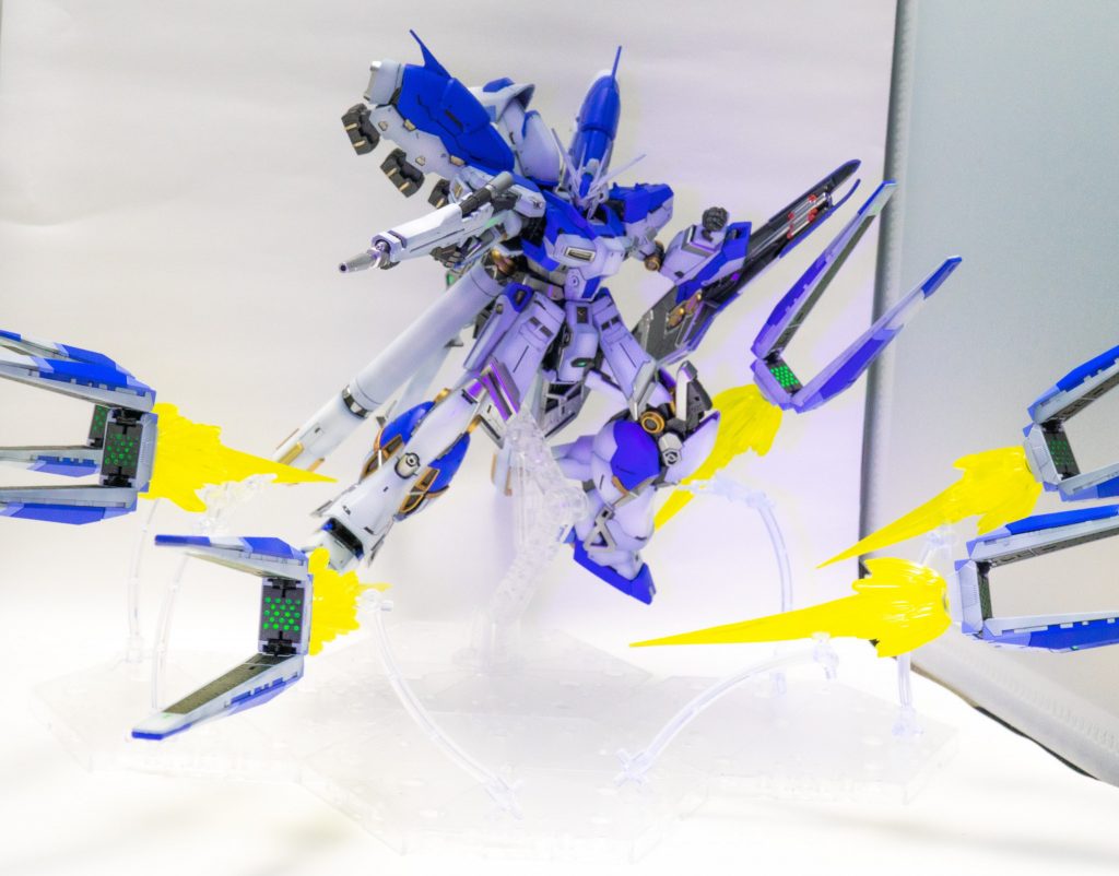 死ぬほど見えないですが、実はアイカメラやセンサーにも蛍光使ってるので光る・・・んですが映らねぇ！笑