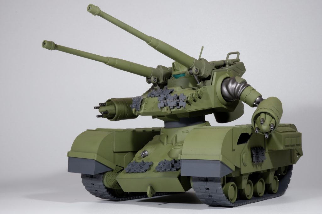 ポーズ②ガンタンクの大口径砲の先端が細かったのでプラ棒をはめて太らせました!