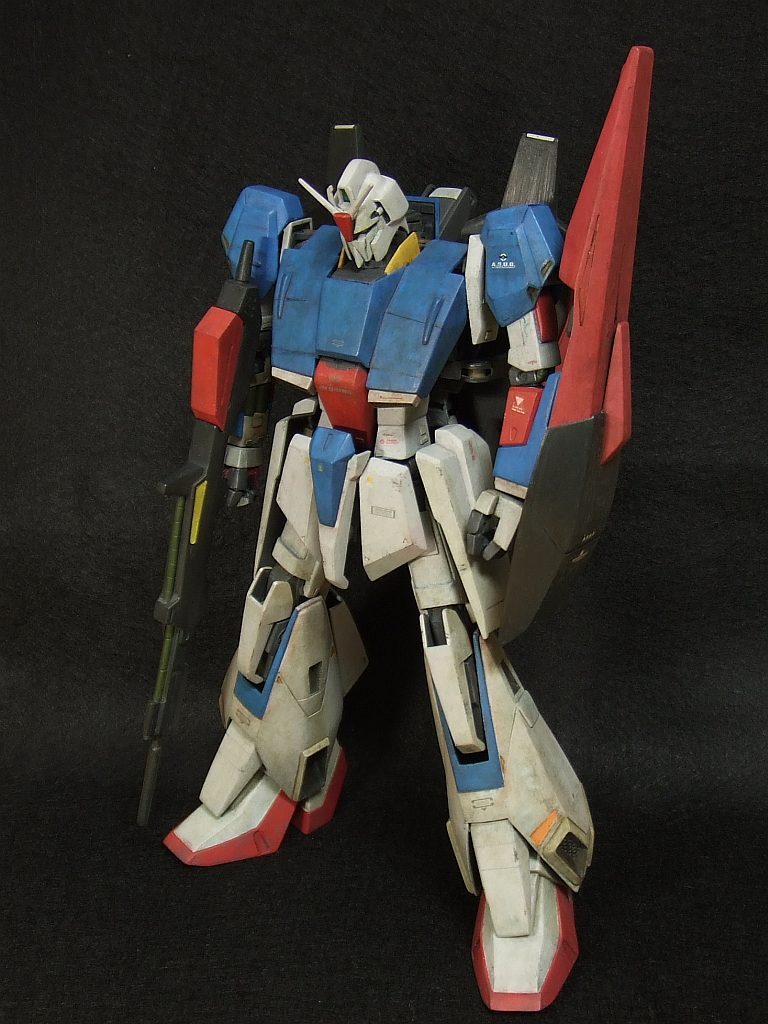 戦闘で付着した汚れが大気圏への突入過程で焼き付いた感じのウェザリングです