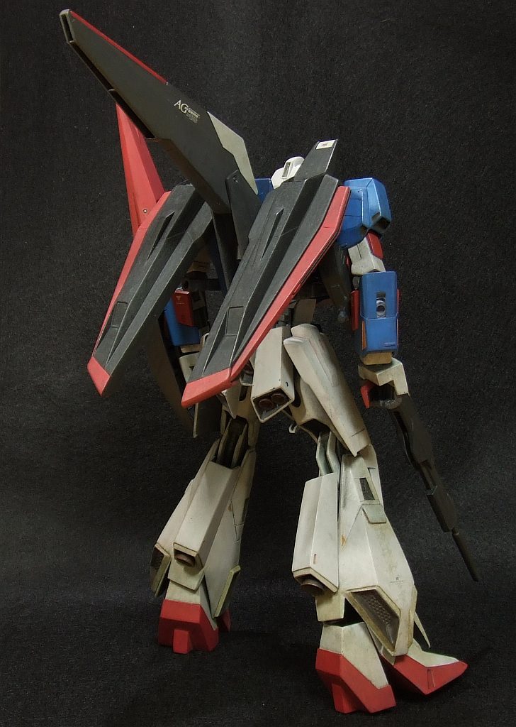 フライングアーマーはボールジョイントで肩甲骨に取り付け