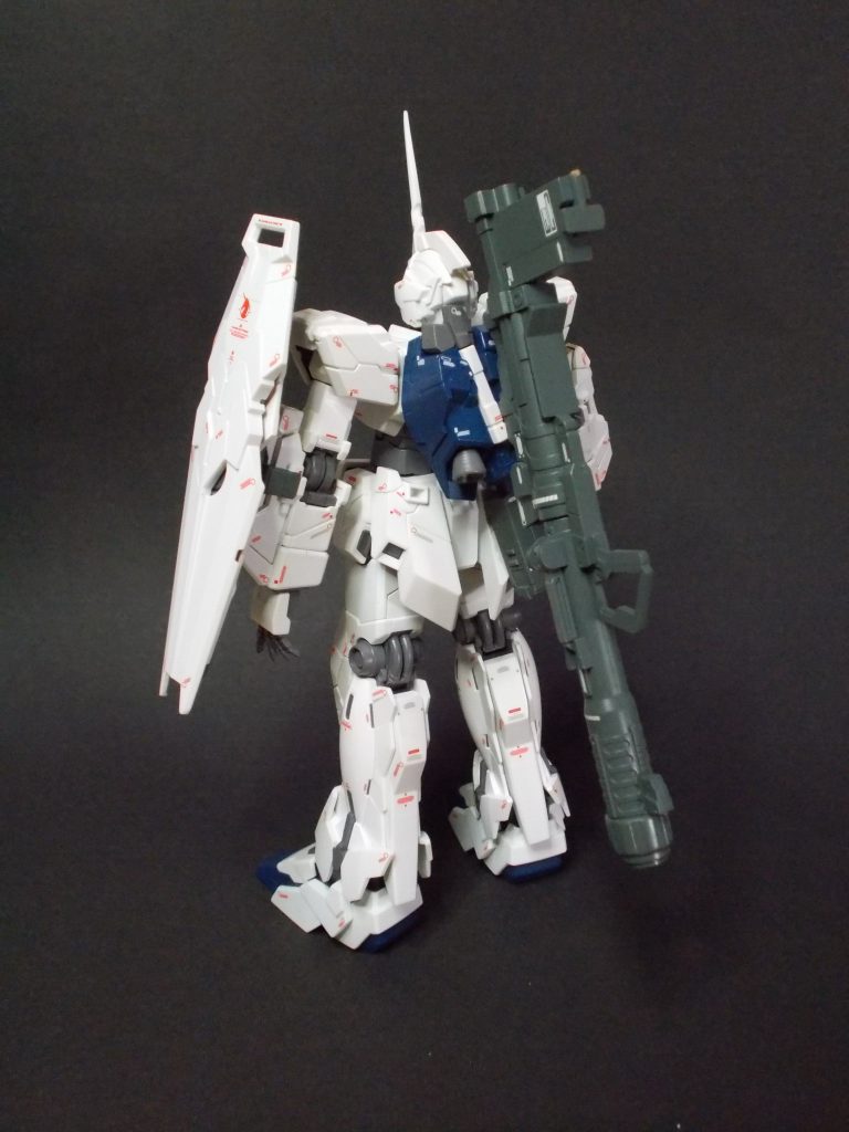 スリッパ・バックパックの濃いブルーは、わずかにシルバーを加えて塗装上のワンポイントとしました。