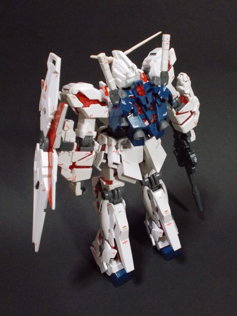 脚部のポアジモーターとおぼしきスリット部も、マスキングにて塗り分け。ここの塗装を精密に行なうのには苦労ばかりで泣かされました。