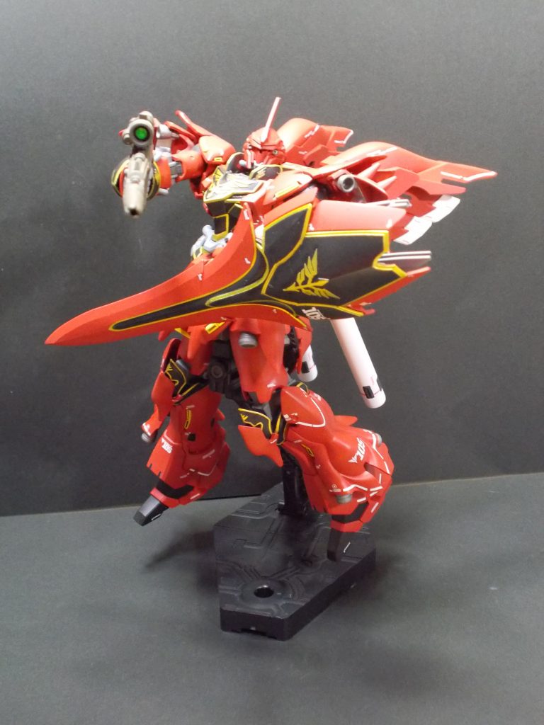 ガンダムデカールは、ＭＧの縮小版らしくキット側に貼り付け位置・デカールのナンバリングの指示は無い。そこで、有償でＭＧの組立て説明書を取り寄せ、１／１４４用のデカールを拡大コピーした用紙を用意して不明部分を特定。さらに、キットの形状も異なる為デカールの方が長いラインも有り、そこは端をカットして調整しまた。（何気に地獄）