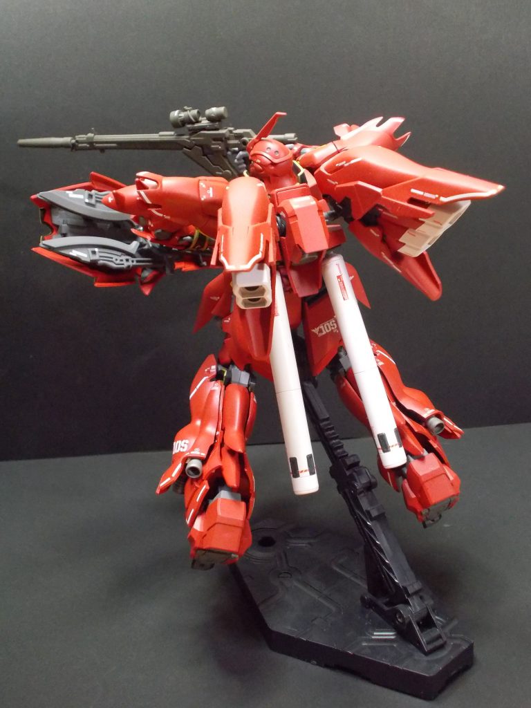 シナンジュは、複合曲面の美しい外観ですが、その曲面に追従させて水転写デカールを貼るのにも苦労しました。こいつの前に作ったＨＧのユニコーン２体よりも、こっちの方がデカール貼りのスキルは上がりましたね。