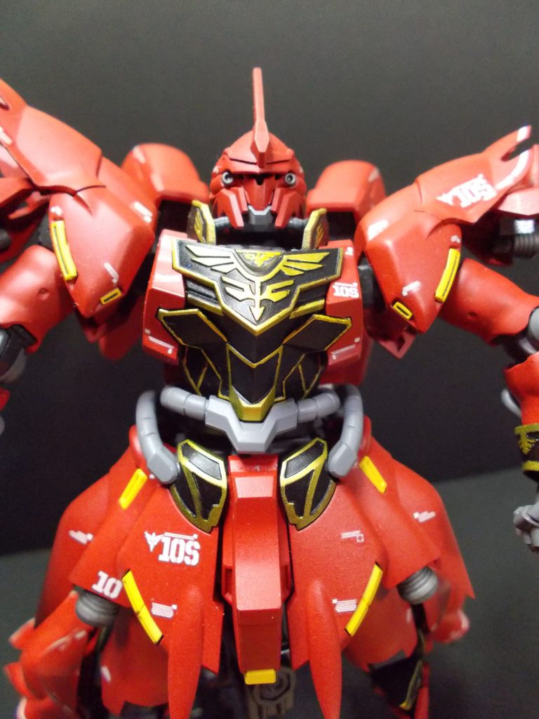 「鬼仕様」のエングレービング。一度、ツヤ有りのラッカー黒を吹いてやり、数度に分けたマスキングでエッジ部をラッカーのブラスで塗装。胸部のエンブレムも大きめにマスキングしてラッカーのブラスを吹き、エナメルのツヤ有り黒を筆塗りした上ではみ出た部分を拭き取って仕上げました。