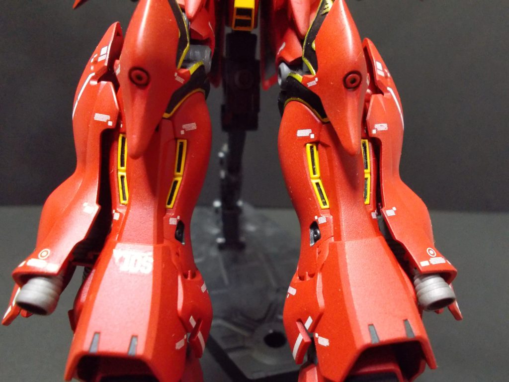 一番厄介だったのは、黄色いスラスターの「奥」だけを黒く塗り分ける方法。思い付いたのは「塗る」ではなく「貼る」。塗装した「黒」の水転写デカールなどを試しましたがイマイチ。結局、ハセガワの「ツールフィニッシュ・つや消し黒」を短冊状に切り出し慎重に位置決めしてから長さを合わせる為に、重なるように２枚を貼り込みました。