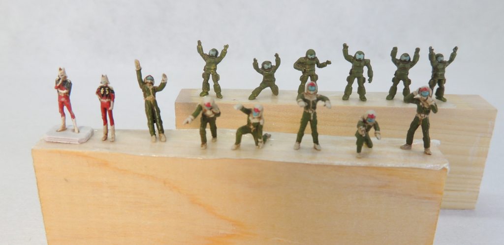 フィギュアの塗装はアクリル塗料による筆塗りです。