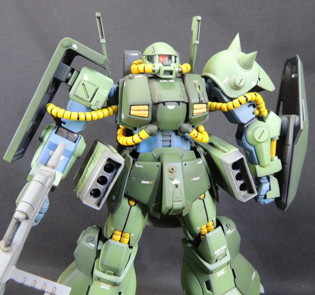 初期の1/144HGは、ど真ん中にパーティングラインがきたり、ディティールがあっさりしていたりと、近年のキットと比べると、部品分割や表面ディティールに物足りなさを感じるかもしれません。その反面、モデラーの独自性が生かせるという楽しさがあると思います。