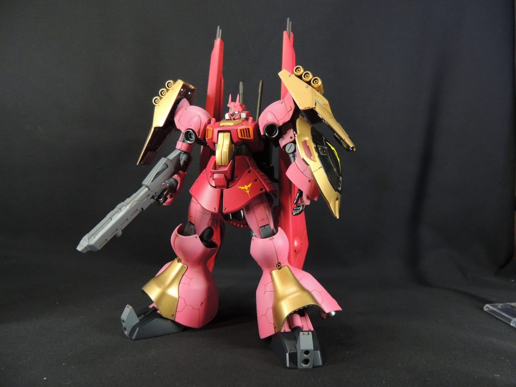 以前は前部アーマーに、サザビーのようにキャスバル・レム・ダイクンのマークを入れていたのですが、今回発表されたイラストでは、ネオ・ジオンのマークとなっていました。以前のガンダムデカール(水転写式デカール)を剥がし、新たに貼り直しました。