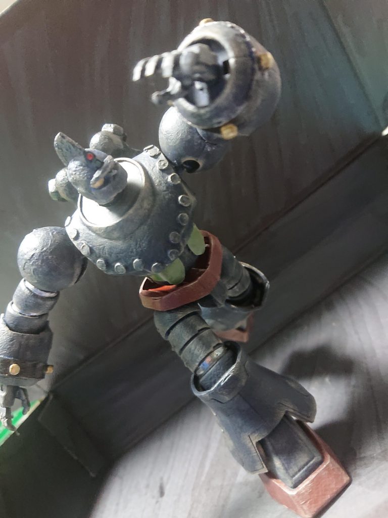 脚をゾゴックに変更したので、安定性が増しました。ハンドパーツも変更したので、ポージングの表現が増えました。