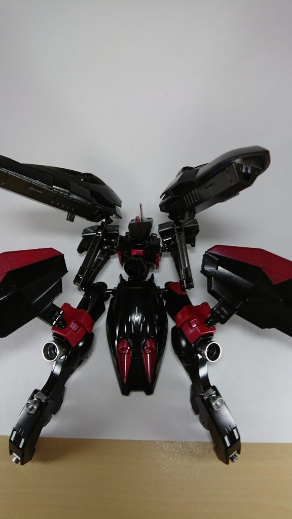 バックパックはヴィダールの腕をキマヴィのシールドに付け替え膝部分にフリーダムのバックパックをつけています。頭の部分にはレギンレイズのサイドスカートっぽいとこをつけています