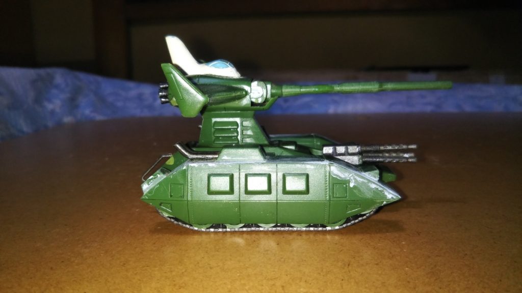 　塗装前の状態です。　20年ほど前の中学1年生だったころにほぼ素組みで製作したままほったらかしてありましたが、パーツの欠品などもなく、意外と保存状態は悪くありませんでした。　しかしながら、どうしてもパーツの張り合わせやランナー跡などが目立つ部分もあったので、パテで隙間を埋めてサンドペーパーなどで磨いてあります。　余談ですが、このマゼラアタックのキット、車体などに非常に細かいリベットのモールドが入っていて素晴らしいです。　しかしながら、これをつぶさないようにしながらヤスリをかけるのが非常に大変で、いつも以上に神経と時間を使いましたよ・・・。