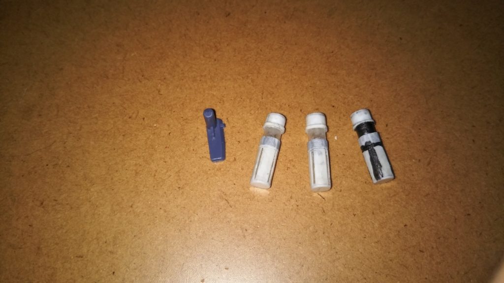 ザクバズーカ予備弾倉です。 MGのザクⅡホワイトオーガーに付属するモノを参考に、プラパイプとプラ板で自作しました。 取り付けには、ヒートホーク用のラッチを加工したモノ(画像左)を使っています。 これを作るのが地味に一番大変だったかもしれません・・・。 しかし、今回の小隊作品にはこの武装がどうしても欲しかったので、プラパイプに曲げ癖を付けた0,3mmプラ板を張り付けてなんとか完成させました。 ちなみに、塗装はミッドナイトブルーと黒鉄色です。