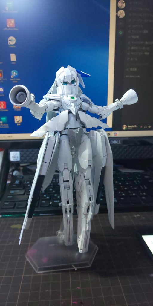 リボンパーツには加工したプラ板、腰アーマーはフェンサーの腕アーマーを加工して付けました。