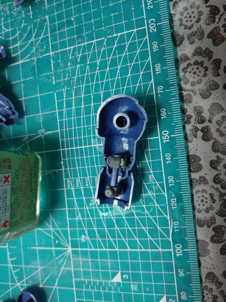 間接の可動を広げるために、余ってる部品からちょいちょい使ってやりましたよあと、肩とかもやった記憶あるけど写真が残ってないです