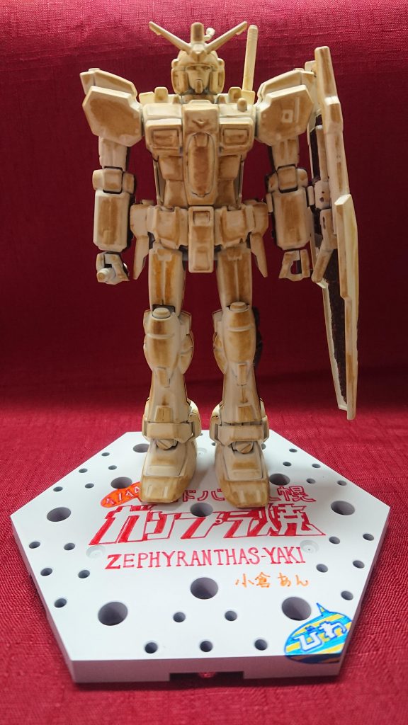 以前、ヨドバシ札幌店のイベントに参加するにあたり作った台座です。「ガンプラ焼き」のロゴはマッキーで描いています。