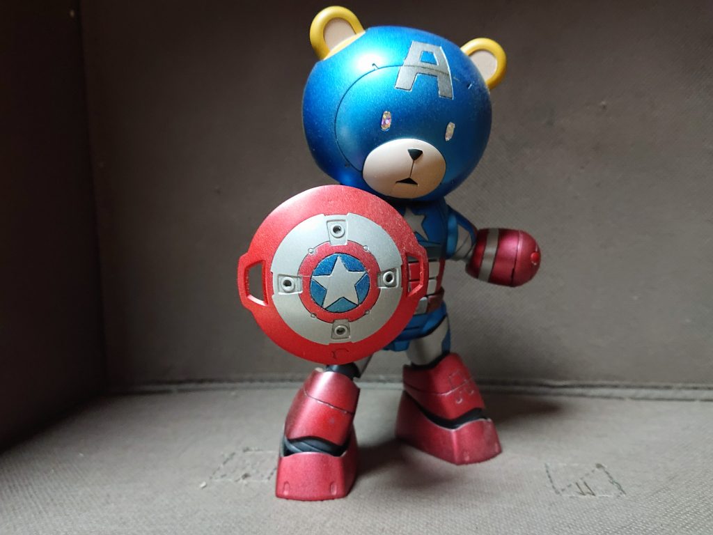 盾は磁石で付くので正面にも付けられます