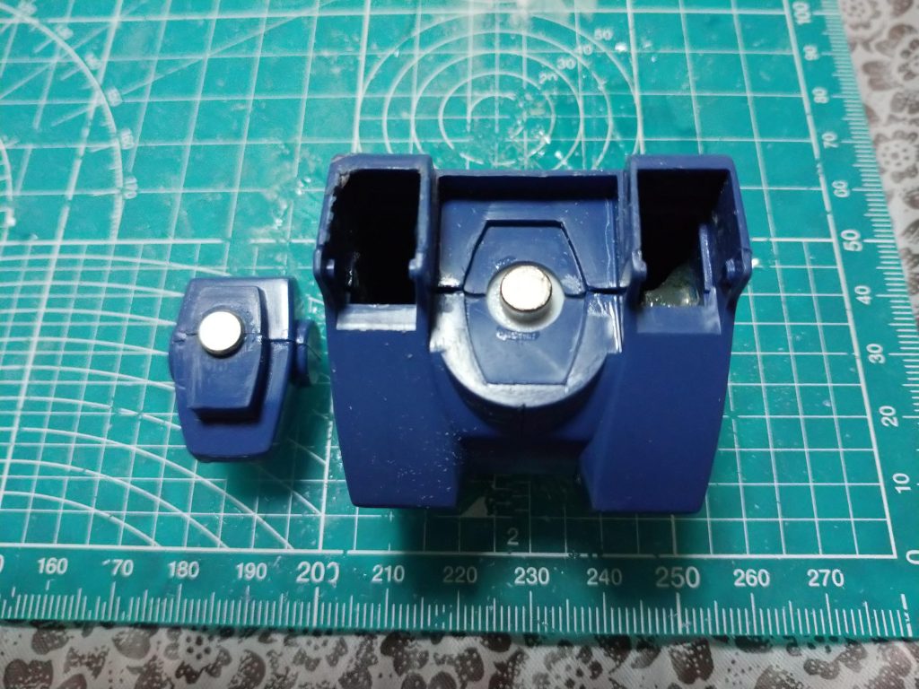 後ハメ加工として磁石を取り付けて可能にしました。この高さではかなり首が長くなりましたが