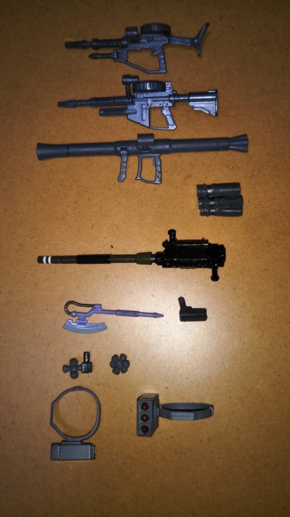 武装一式です。上から順番に・ザクマシンガン・MMP-78ザクマシンガン・ザクバズーカ・ザクバズーカ予備弾倉・マゼラトップ砲・ヒートホーク&装備用ラッチ・クラッカー×2&装備用ラッチ・ミサイルポッド 先ほども少し触れましたが、MMP-78ザクマシンガンは旧HGUCグフから、マゼラトップ砲は同じくHGUCのガルマ専用ザクから持ってきました。 普通のザクマシンガンはニュートラルグレーにつや消し黒を混ぜた暗めのグレー(バズーカやクラッカー、ミサイルポッドも同じ色)で、MMP-78ザクマシンガンの方はミディアムブルーで塗装して若干違いを出しているのですが、写真で見ると同じような色に見えてしまいますね・・・。 クラッカーは「ザクⅡ地上戦セット」に付属するモノです。 クラッカーの装備用ラッチは、カスタマーズキャンペーンのジョイントパーツを加工して製作しました。 そして個人的に今回の目玉であるザクバズーカ予備弾倉は、プラパイプやプラ板によるスクラッチとなっています。