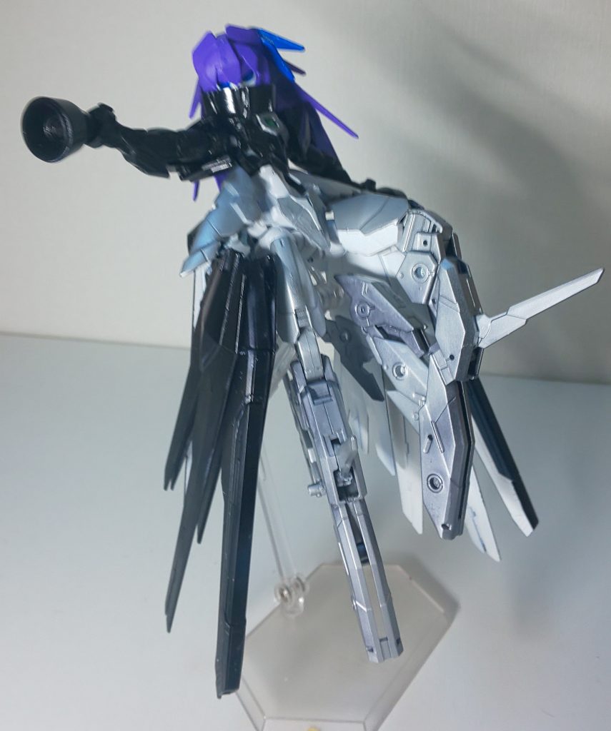 とあるELダイバー用にスピナティアをベースに作成された機体。本人の好みや体質、戦闘スタイルに合わせた結果、他のELダイバーと比べると異質な体型になってしまったが、本人は概ね満足してるらしい。