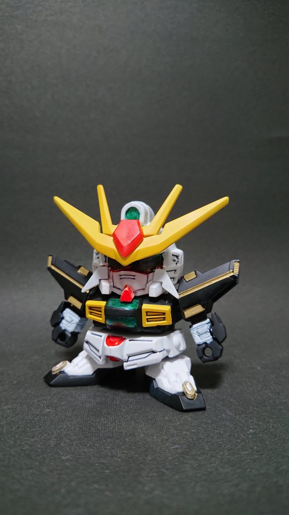 装備無しとは言ったものの、途中から諦めてやりたいようにやれたので個人的には楽しく制作できました!マーカーのガンダムゴールドの発色がとてもよく、オリジナルで色々な所に配色してしまいました!黒×金カッコいい!