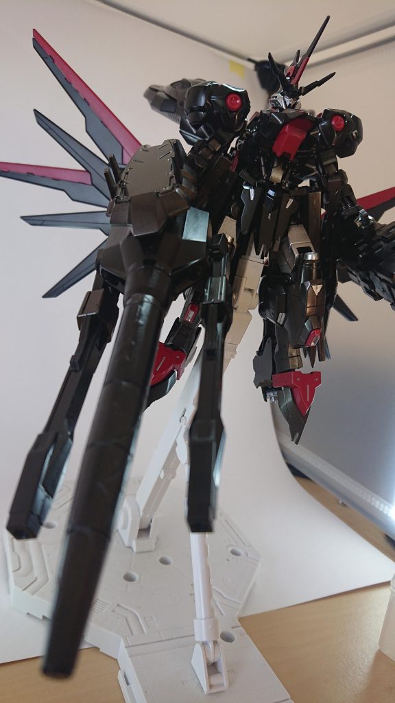 武装ドリルランス/ダインスレイブが撃てシールドとしても使える7連想ミサイル/サイトが着いているため複数の機体にロックできる、横に刀が着いており軽装状態になった時使用するブースター兼強硬ブレード/普段はサイドスカートでブースターになっているが軽装状態で刀と合わせて使用することが多い。今回機体が大きくなり簡易的な撮影ブースに収まらず自分の技術不足もあり写真がどれも上手く撮れませんでした。見にくくて申し訳ありません。これからは撮影にも力を入れていければいいなと思っております。閲覧ありがとうございました。