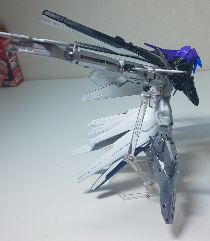 主な戦闘スタイルは蹴りによる格闘戦を得意とし、複合可変実体剣となっている下半身、「メルトクライム」から様々な蹴り技を放ち、敵対者を完膚なきまでに破壊する。また、使用されているパーツからフリーダムの「M100 バラエーナ・プラズマ収束ビーム砲」も一応使用は可能だが、本人的に遠距離攻撃はスマートじゃないらしくあまり使用はされない。      「そう、思う存分やっていいのね？」 「蹂躙しろだなんて、たまらないわ！」