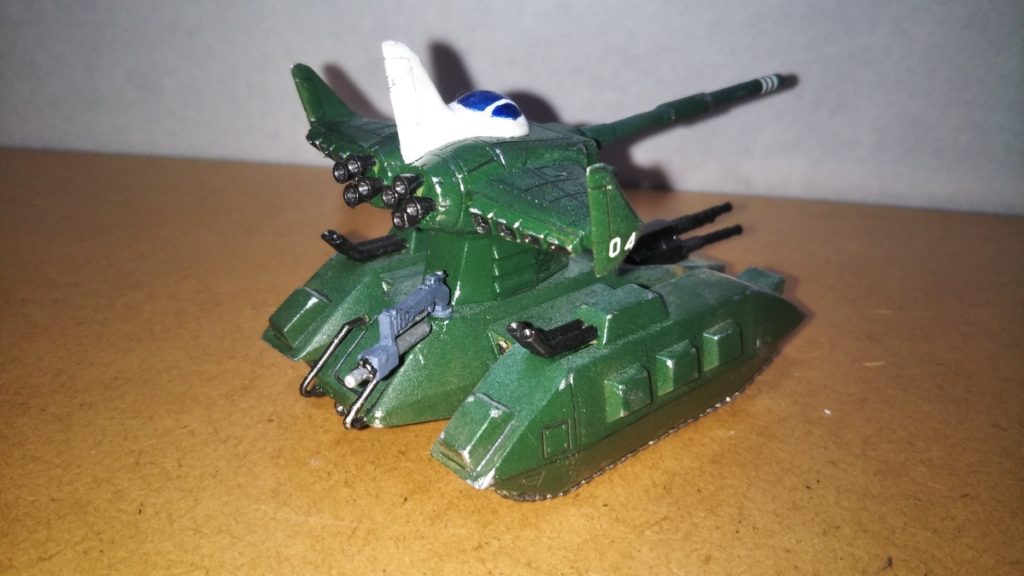 　リアビューです。　マゼラトップの細かなディテールやマフラー、搭乗用ハッチの手すりなど、旧キットとは思えない精密さです。　さりとてEXモデルほどクドくもなく、まさに絶妙なバランスですね。 　ただディテールが細かい分、スミ入れはメチャクチャ時間がかかりました・・・。　ちなみにスミ入れは、いつも通り鉛筆とシャープペンです。