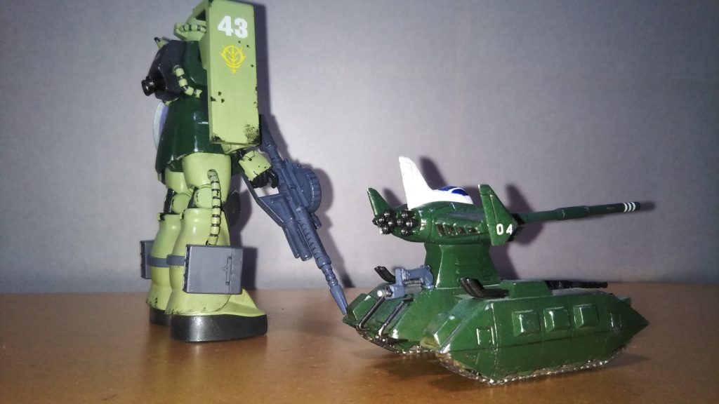 「・・・ねぇサム」「何だよ」「サムってさ、軍曹のこと、嫌い?」「・・・嫌いというか、苦手だな。俺、あの人に何かしたっけか?」「サムはさ、ブリティッシュ作戦って、知ってる?」「そりゃ知ってるけど、何だよ、突然?」「軍曹はさ、ブリティッシュ作戦でザクに乗って、コロニーに毒ガスを撒く任務をやったんだって」「・・・え・・・?」「コクピットの中で、自分が撒いたガスで人が大勢苦しんで死んでいくのを見てさ。それ以来、モビルスーツに乗れなくなっちゃったんだって。でも、軍を辞めても生きていけるアテもないし、なんとか戦車乗りとして、軍に残って戦っているんだってさ」「・・・」「だからさ、軍曹は、サムのことが嫌いって言うより、ザクが・・・モビルスーツがトラウマで、それに乗っているパイロットも、昔の自分を見ているみたいで、どうしても言い過ぎちゃうんだよ」「隊長やブラックさんには、俺みたいな態度じゃないだろ」「まぁ、今はね。あの2人とも打ち解けるのに、ずいぶん時間かかったんだよ」「・・・」「だから、いきなり軍曹と仲良くしろなんて言わないけどさ、あんまり嫌わないでやってよ。僕にとっては、大事な相棒なんだしさ」