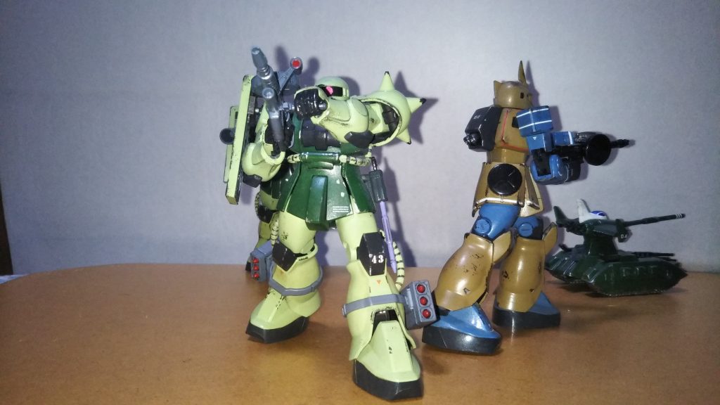 予想通りというか、オデッサでの戦闘は苛烈そのものだった。「クソッ!なんて数の61式だ!!キリがねぇぞ」「ッ!隊長!!2時方向より、連邦のモビルスーツ接近!数は3機です!!」ブラックさんの声に俺も慌ててマシンガンを連射するが、当たってもまるで効いている気配がない。「なんて装甲だよ・・・」