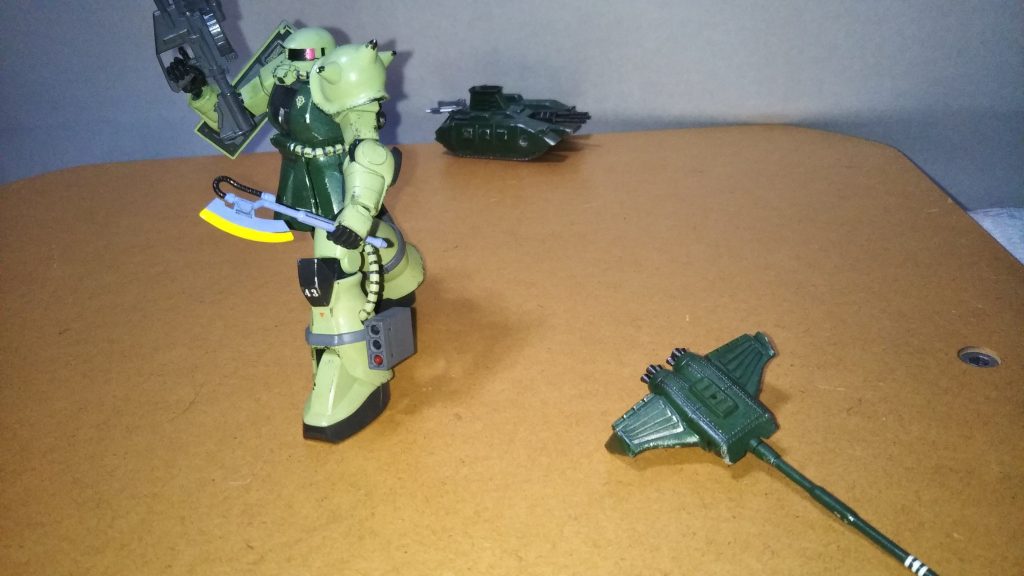 「ッ!軍曹!!ピーター!!」ピーターの乗ったマゼラトップがひっくり返っているのを見て、俺は青ざめた。「僕は大丈夫!それより軍曹が・・・!」「マゼラベースか?!」「敵のモビルスーツに狙撃されて、爆発する瞬間にマゼラトップだけ切り離して、それで、軍曹が・・・」ウソだろ?軍曹、俺はまだ、アンタに言いたいことも、言わなきゃいけないこともたくさんあるのに・・・。「・・・こちらトモヤ・ハセガワ軍曹。聞こえるか?ピーター、サム!?」「「軍曹!?」」「サム、俺がくたばってなくて残念だったな」「・・・ええ、全くです」「ホント、2人とも素直じゃないなぁ」
