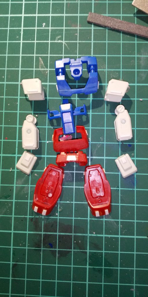 ちょこちょこプラ板を貼ってみました。う～ん…まだエアブラシ塗装に集中した方が良いですね。無駄に疲れましたとさ。