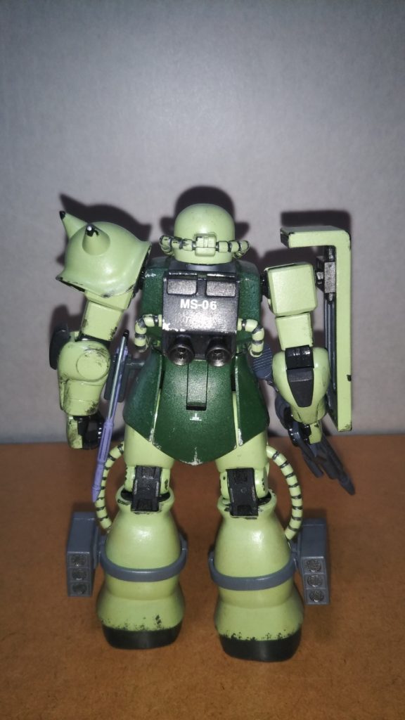 リアビューです。 バックパックには、以前プレバンで購入したプロトタイプ・グフや高機動試験型ザク(いわゆるアイナザク)に予備パーツとして入っていたバーニアを取り付けてあります(といってもただ単に塗装してから接着剤で貼っただけなので、可動も何もあったものではありませんが・・・)。 また、膝の関節パーツはミッドナイトブルー、銃鉄色(つやアリ黒と黒鉄色を混ぜた私のオリジナルカラー)、黒鉄色の3色で塗り分け、リアリティがアップするよう工夫しました。