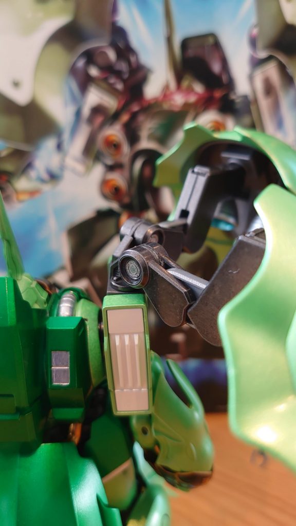 ABS素材はガイアマルチプライマーと割れが怖いので水性塗料の黒鉄色と銀で塗装しました。GLEPも埋め込んでます。